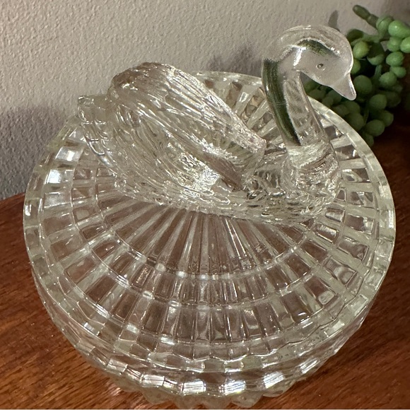 Covered Swan Bird Dish Powder Clear Trinket Box - Picture 13 of 14